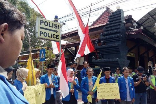 Mahasiswa Demo di Mapolres Blitar Tuntut Ungkap Penembak Randy
