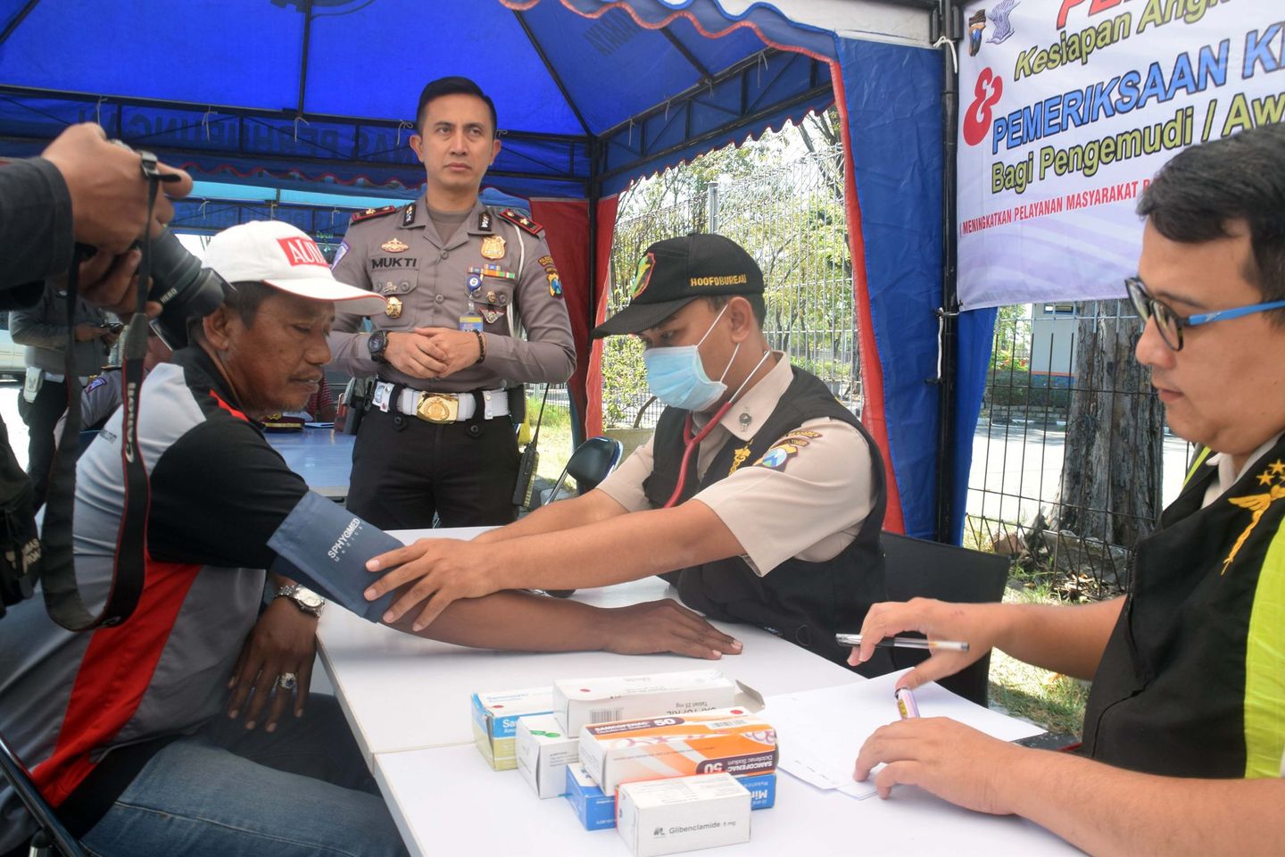 Tim Dokter Polrestabes Cek Kesehatan Awak Bus di Osowilangun