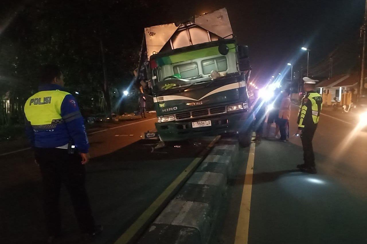 Lagi, Truk Boks Tersangkut Pembatas Jalan Depan SPN Bangsal Mojokerto