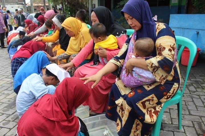 Kuatkan Mental, Pelajar di Surabaya Basuh Kaki Orang Tua