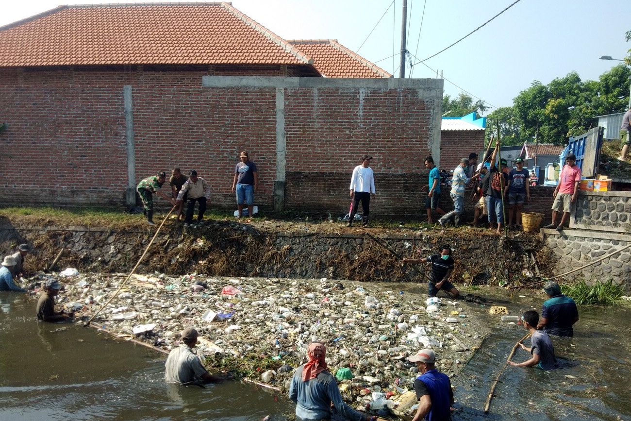 Warga dan Pelaku UMKM Mojokerto Bersihkan Aliran Sungai Ledeng