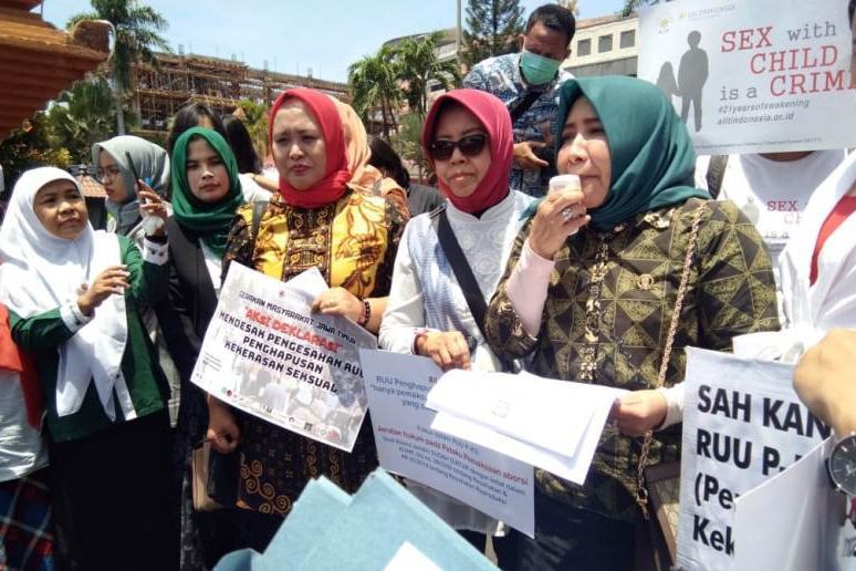 Dua Kelompok Massa Aksi di DPRD Jawa Timur