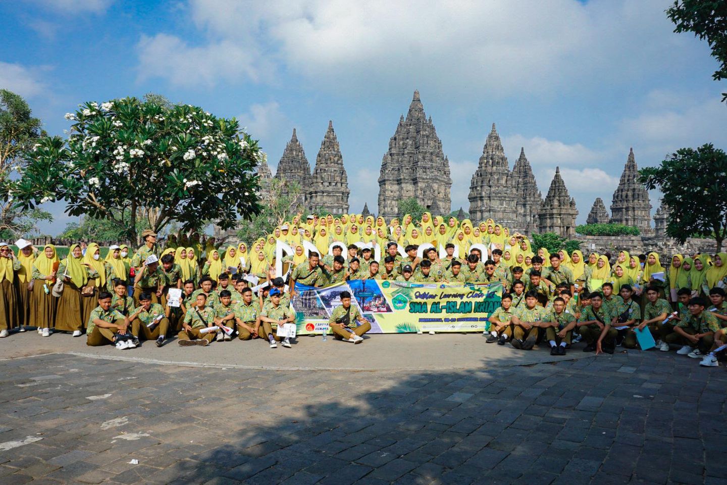 Ratusan Pelajar SMA Al Islam Krian Belajar Sejarah Candi Prambanan dan Pembuatan Gula PG Madukismo