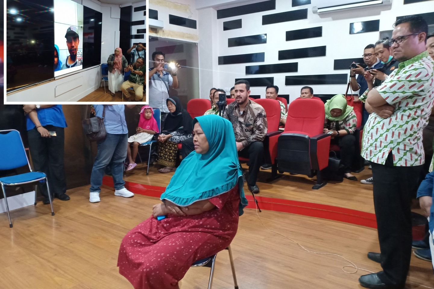 <em>Video Call</em> dengan Warganya di Wamena, Wali Kota Probolinggo Imbau Pulang