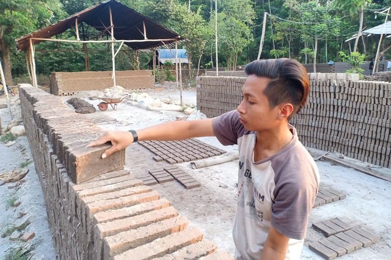Kemarau Membawa Berkah Bagi Perajin Bata di Probolinggo