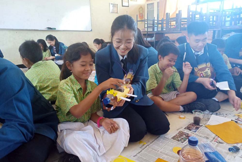 Maba UK Petra Surabaya Ajak Siswa SD Tanam Sayur Hidroponik