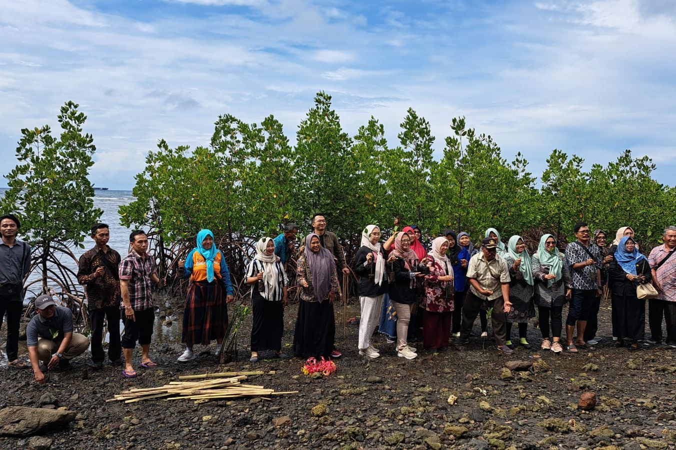 DLH Lakukan Pelestarian Blue Carbon di Pantai Bohay dan Pantai Duta Probolinggo