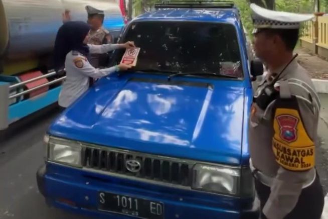 Parkir Sembarangan, Tiga Mobil di Jalan Kusuma Bangsa Lamongan Ditertibkan Dishub