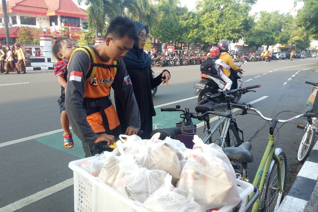 Sedekah Nasi Bungkus Ala Komunitas Sepeda Blitar