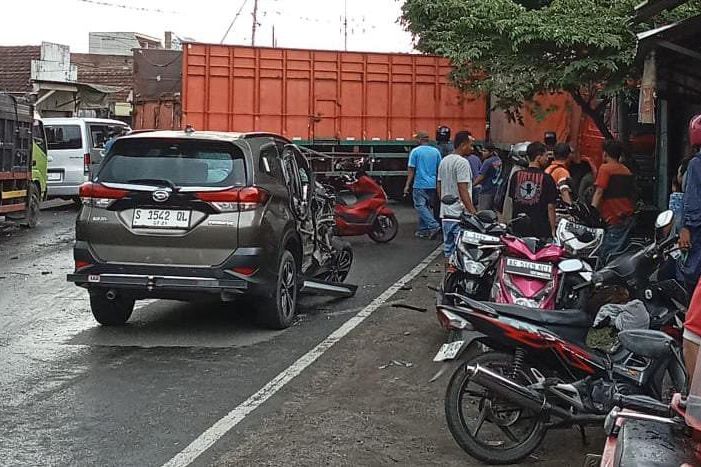 Hindari Mobil Oleng, Truk Gandeng Tabrak Toko Besi di Bangsal Mojokerto