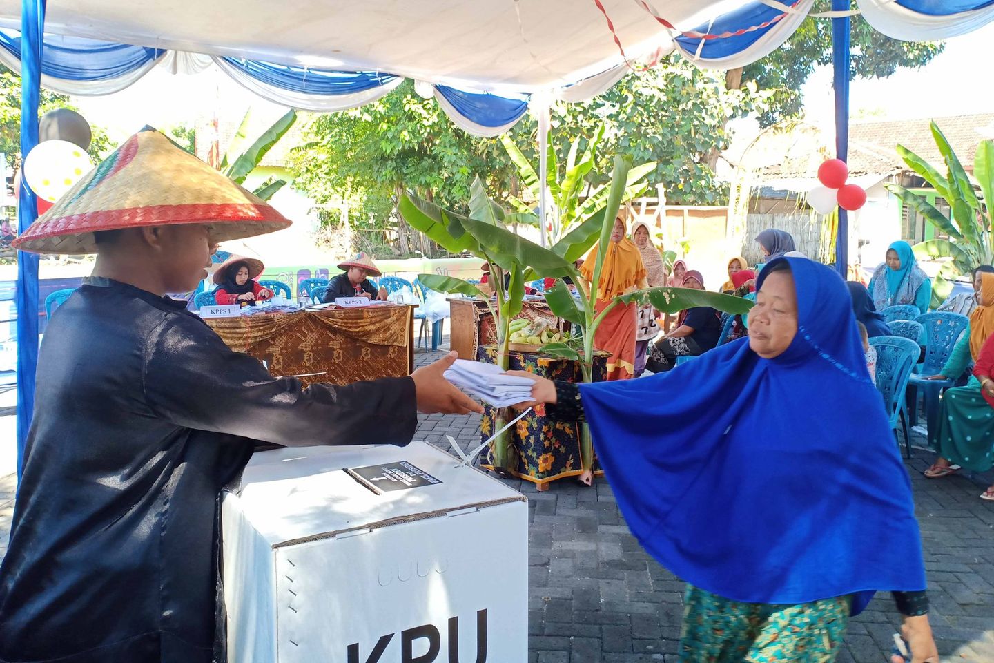 Warga Pesisir Probolinggo Gelar Lomba TPS Unik
