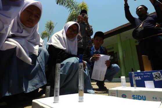 Pelajar di Jember Ramai-ramai Amati Fenomena Hari Tanpa Bayangan