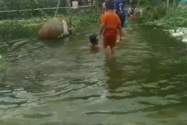 Jalan Desa Bojoasri Lamongan Terendam Banjir, Warga Pakai Perahu