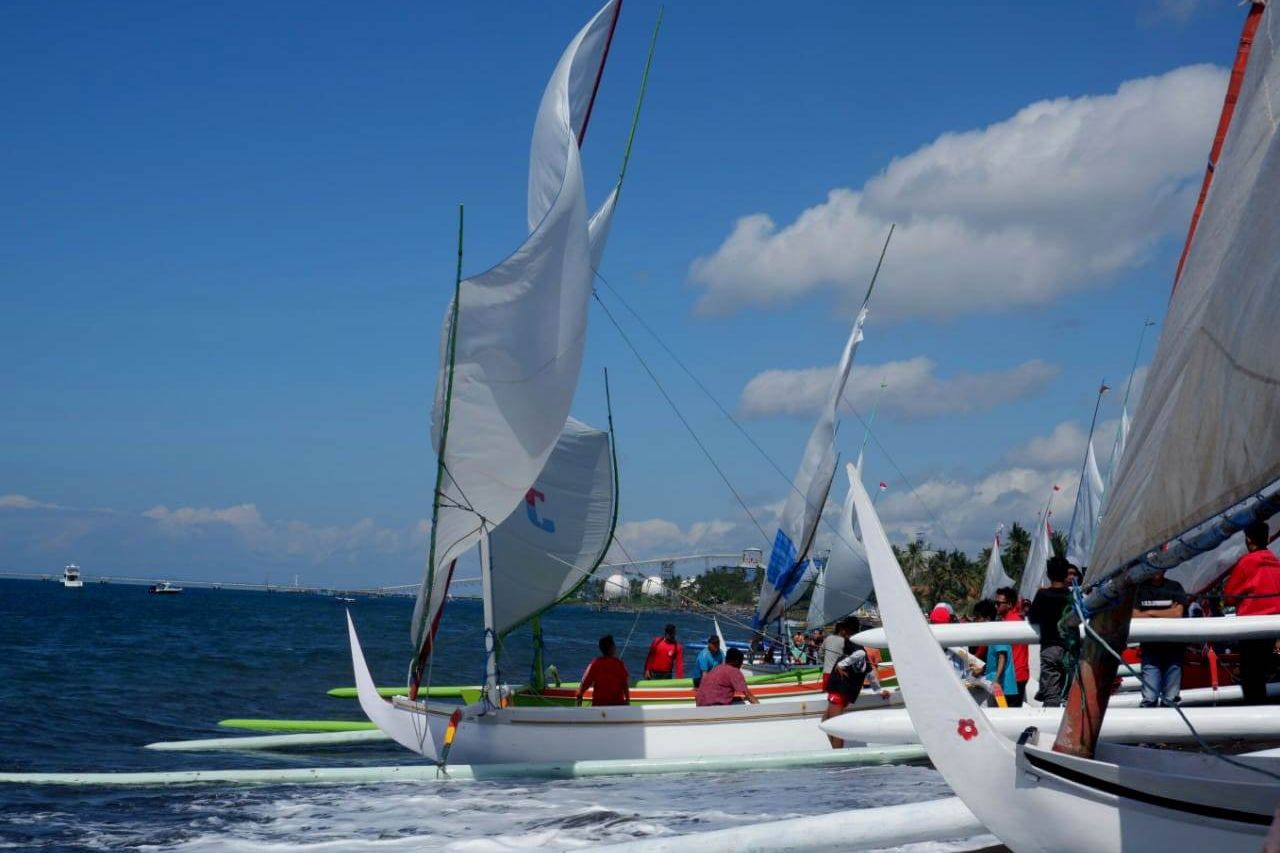 Bersilaturahmi Lebaran dengan Lomba Perahu Layar