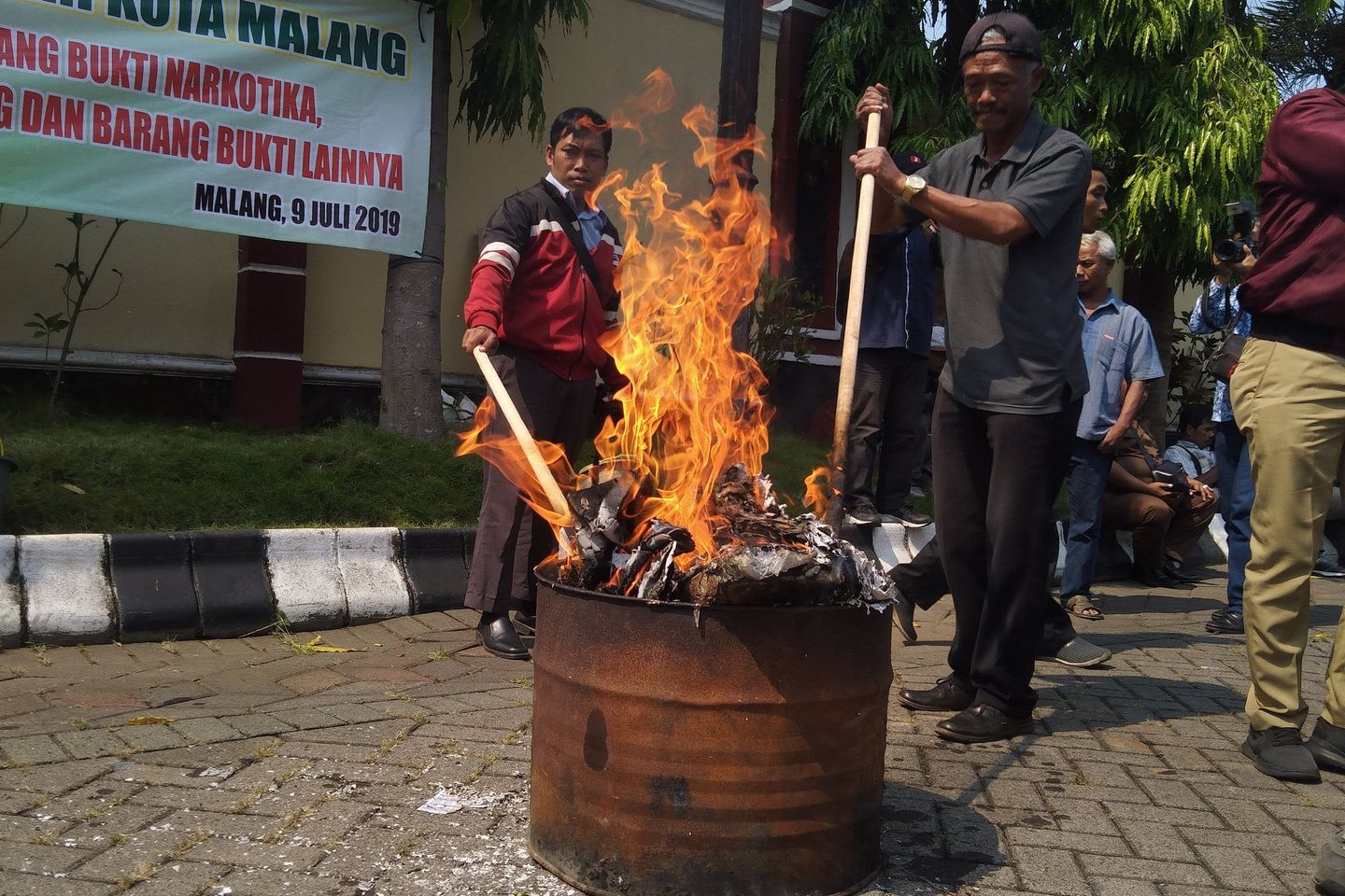 Kejaksaan Kota Malang Musnahkan Barang Bukti Perkara Ilegal