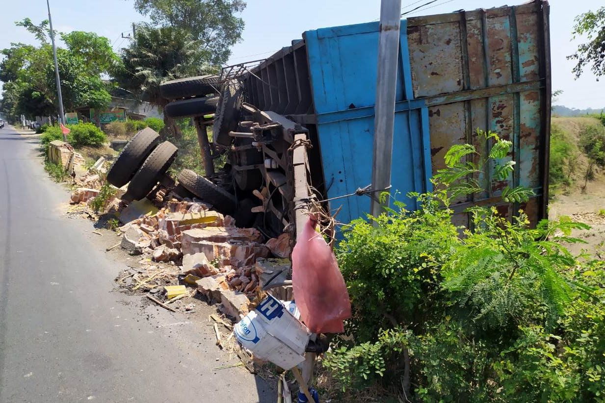 Sebulan Teronggok di Tepi Jembatan di Blitar, Bangkai Truk Akhirnya Dievakuasi