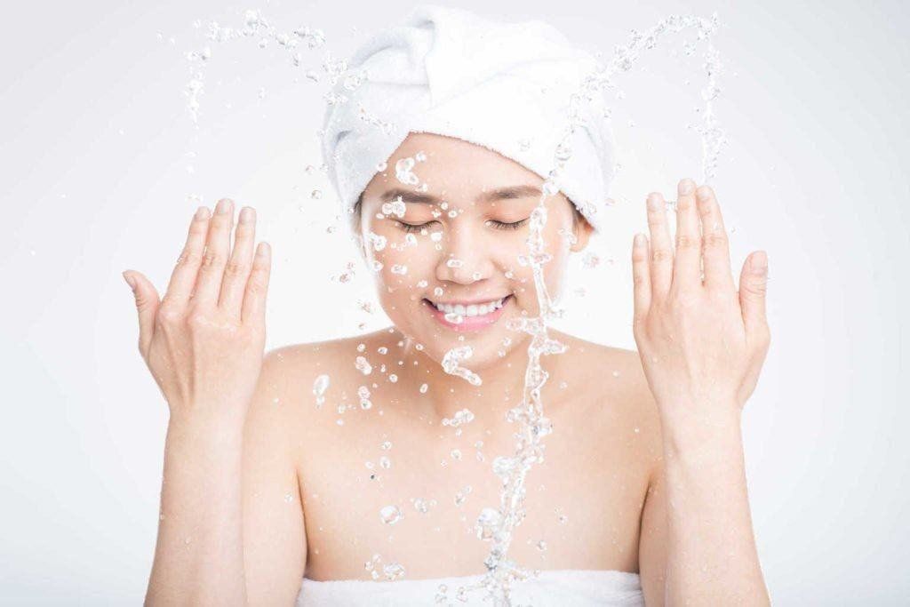 Hapus <em>Make up </em>dengan Handuk Dibasahi Air Hangat<em> </em>