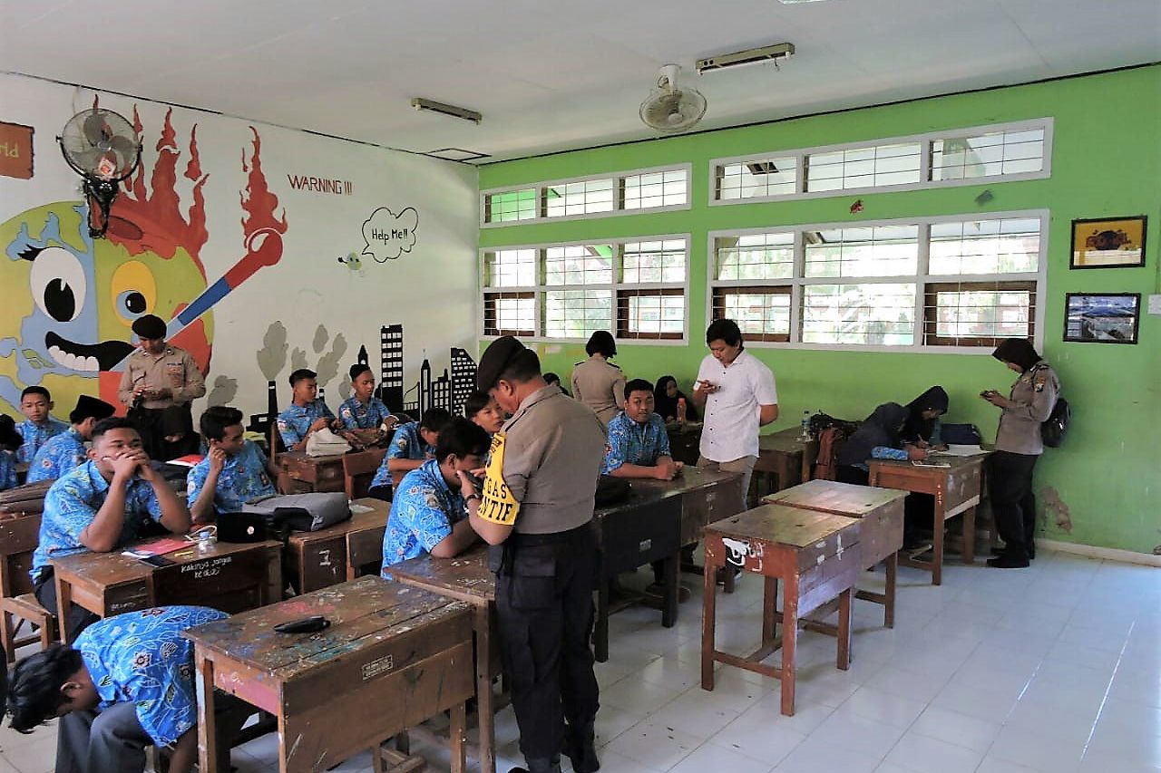 Sidak Sekolah di Situbondo, Aparat Sita 41 Ponsel Berisi Konten Cabul