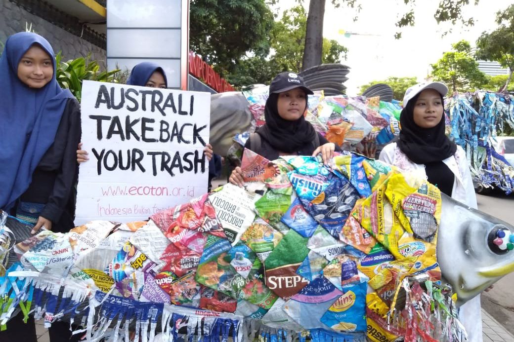 Aksi Ecoton Desak Australia Cegah Penyelundupan Sampah Plastik 