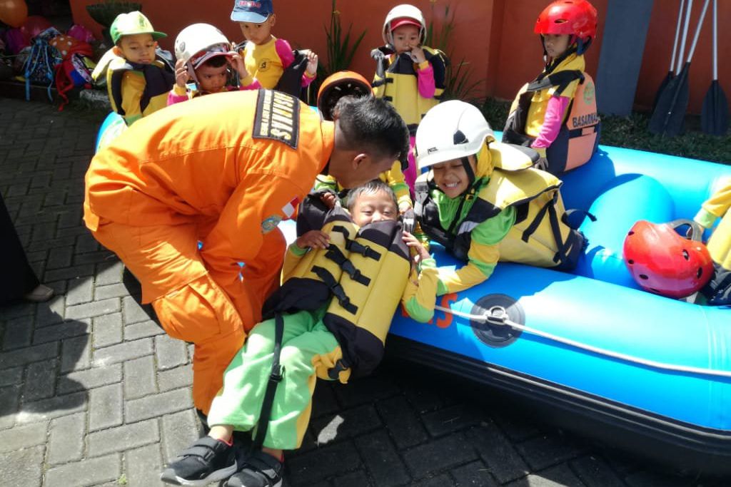 Pelajar PAUD dan TK Berkenalan dengan Basarnas Jember