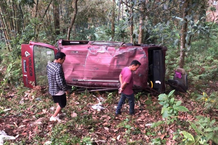 Akibat Rem Blong, Dua Mobil Masuk Jurang di Jalur Cangar-Pacet
