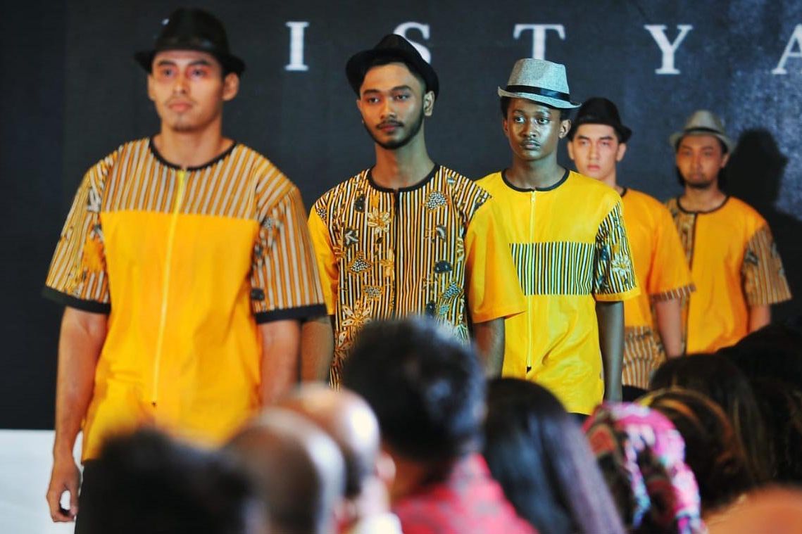 Batik Oren, Busana yang Pas untuk Pria Milenial