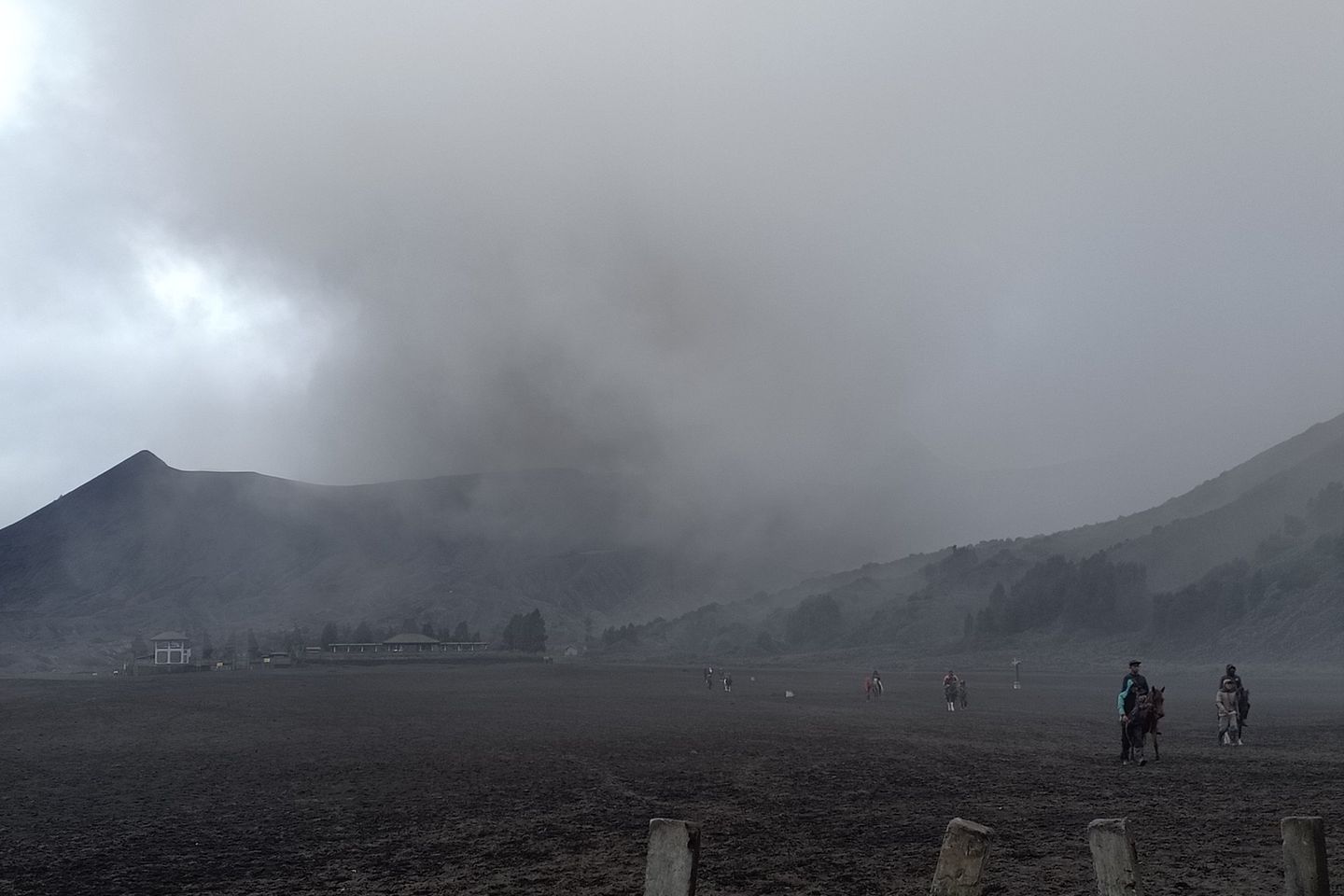 Gunung Bromo Kembali Semburkan Abu Vulkanik