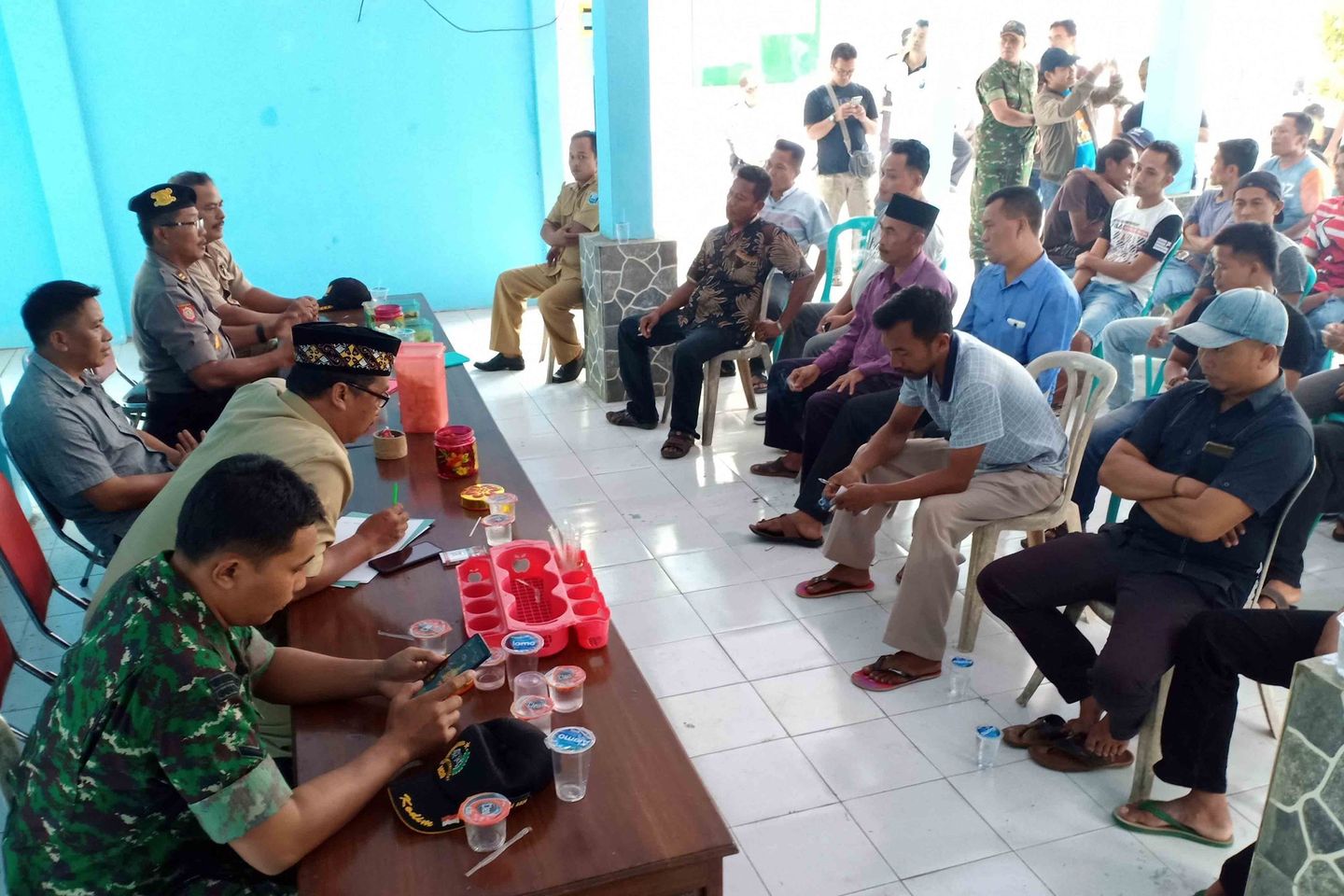 Warga Pakuniran Geruduk Kantor Desa Protes Penyelewengan Dana Desa