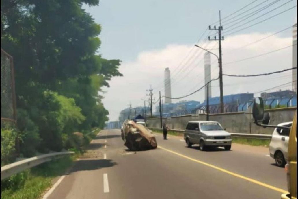 Batu Besar Jatuh di Jalur Pantura depan PLTU Paiton, Arus Lalu Lintas Sempat Tersendat