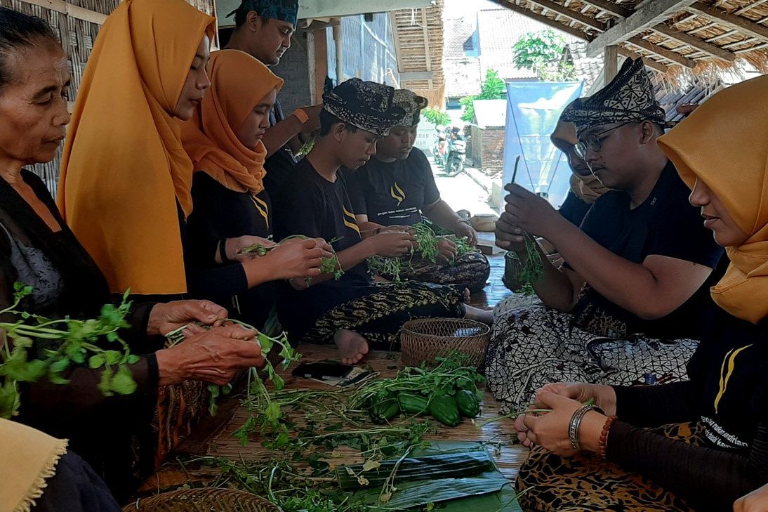 Pemuda Banyuwangi Belajar Memasak Makanan Ritual