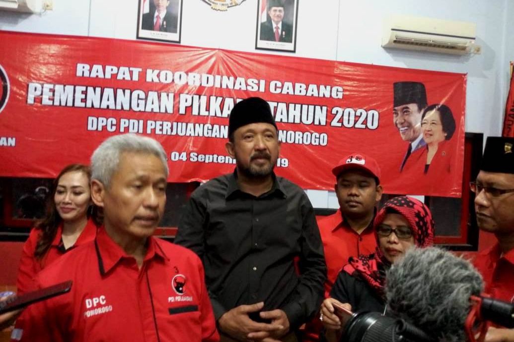 Ipong Kembalikan Berkas Pilbup ke PDI Perjuangan
