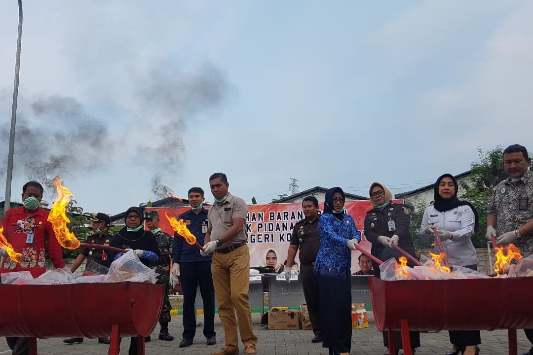 Kejari Kota Mojokerto Musnahkan Ratusan Kosmetik Palsu dan Narkoba