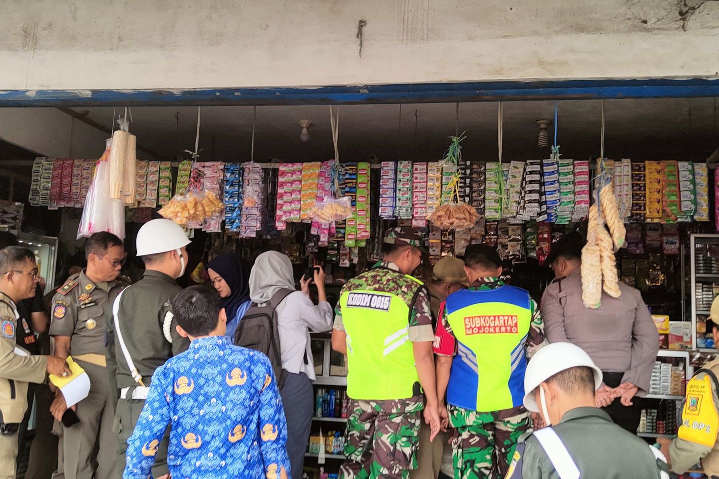 Tim Gabungan Bea Cukai Sidoarjo dan Satpol PP Kota Mojokerto Gelar Operasi Rokok Ilegal