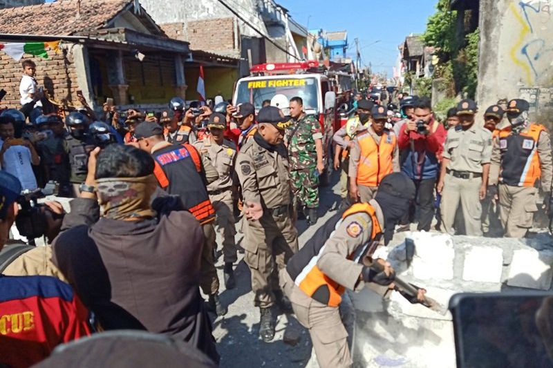 Bongkar Tembok Tambak Wedi, Pemilik Bangunan Sebut Pemkot Arogan