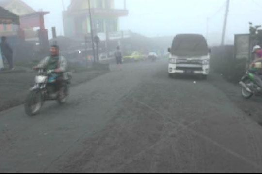 Enam Desa di Sukapura Terpapar Abu Vulkanik Gunung Bromo