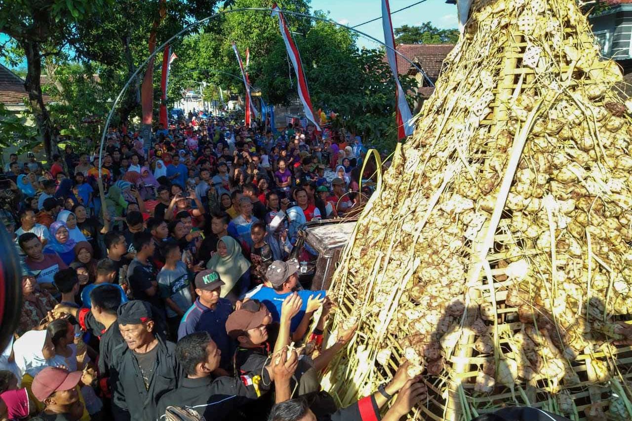 Hadrah dan Tari Reog Iringi Arak-arakan Gunungan 1.001 Ketupat