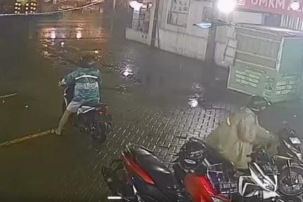 Video Wanita Karyawan Pabrik Terjatuh Pertahankan Motor Dicuri di Ngoro