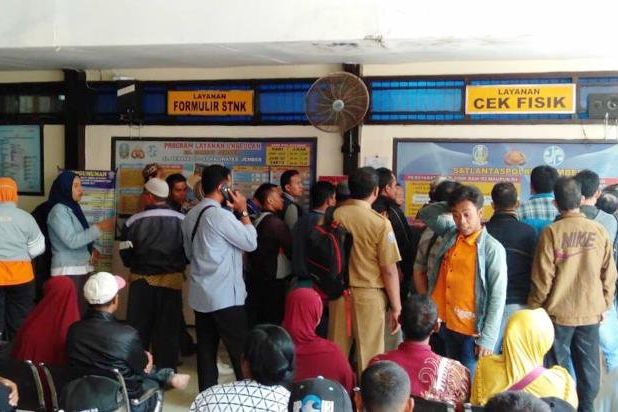 Denda Dibebaskan, Wajib Pajak Mulai Padati Kantor Samsat