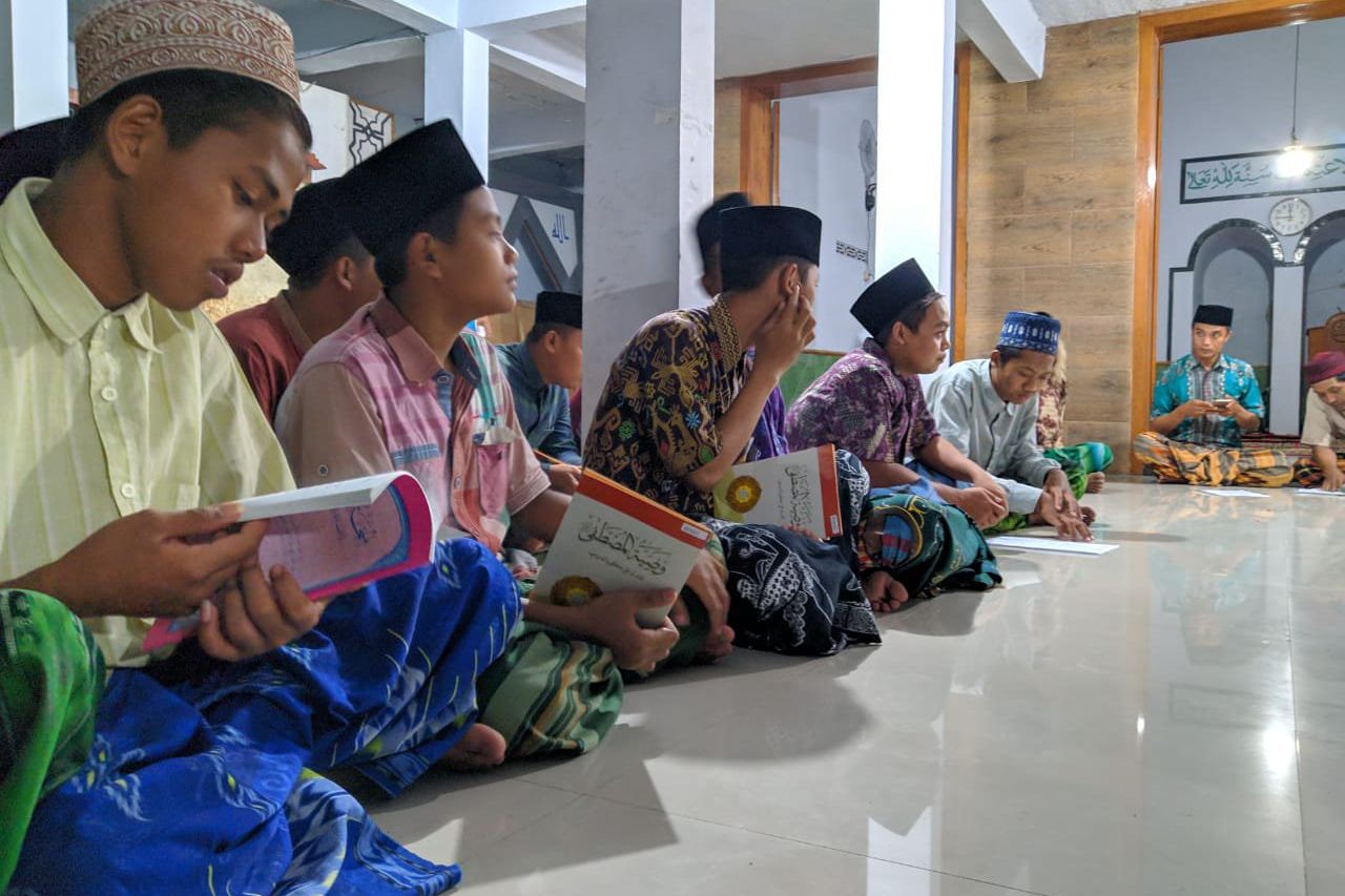 Ramadan, Santri Ponorogo Berselawat dan Menabuh Bedug Usai Tarawih