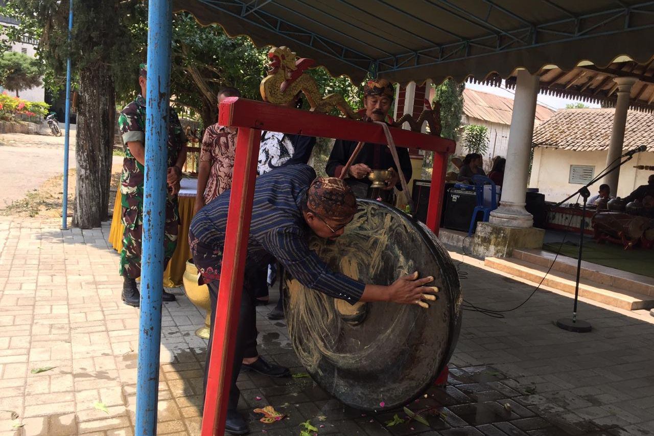 Mencuci Keris dan Gong Mbah Gimbal, Peninggalan Prajurit Diponegoro di Blitar