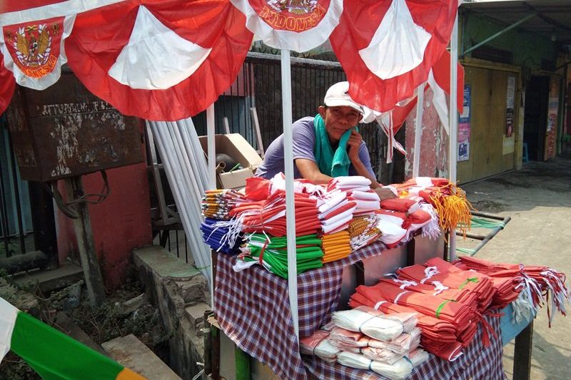 Jelang Agustus, Penjual Bendera Musiman Surabaya Jemput Pembeli Sejak Juli