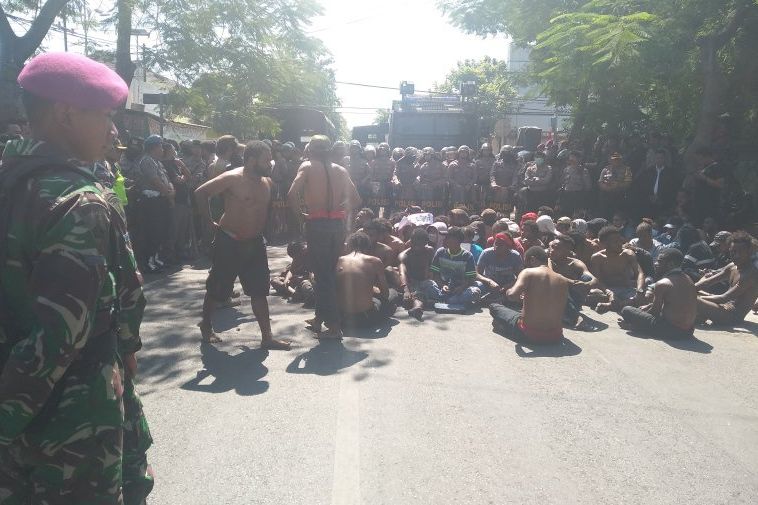 Mobil <em>Watercanon </em>Disiagakan Polisi dalam Aksi Mahasiswa Papua di Surabaya