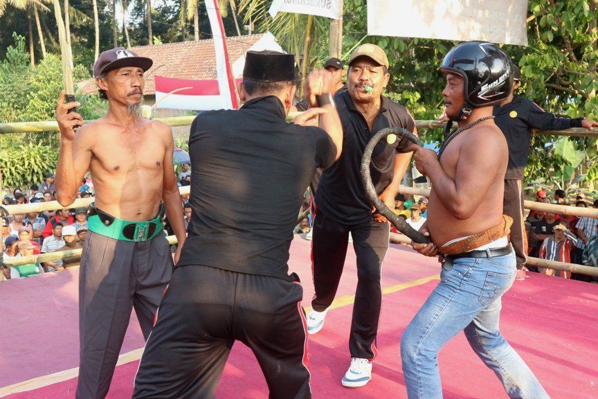Warga Blitar Tradisikan Tiban, Adu Cambuk Antar Pendekar