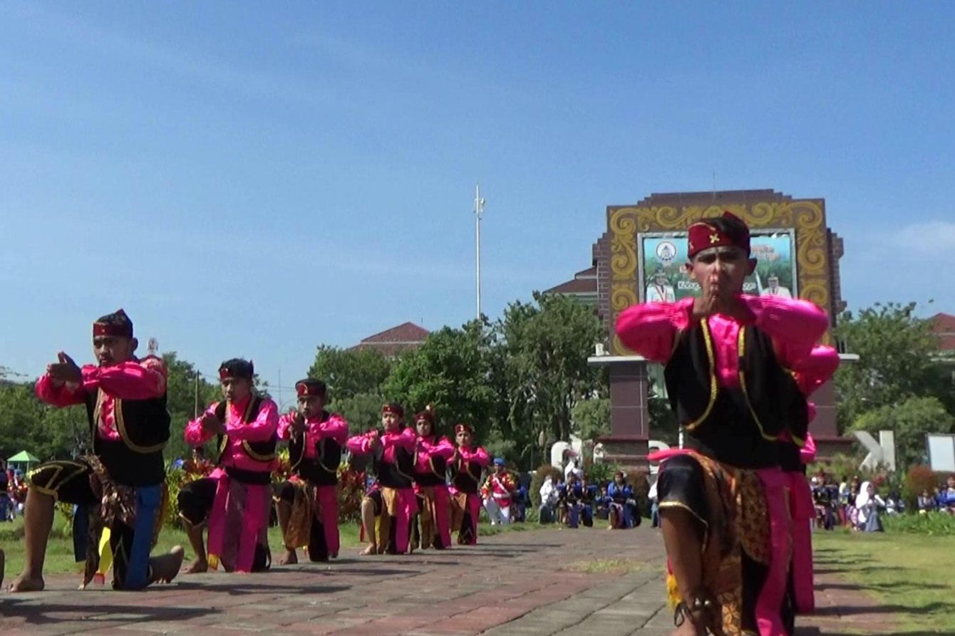 Ratusan Pelajar Bawakan Tari Glipang Asli Probolinggo 
