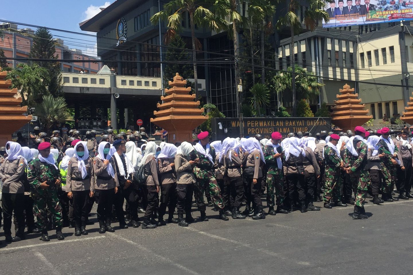 Polisi Terjunkan Pasukan Asmaul Husna dalam Aksi di DPRD Jatim