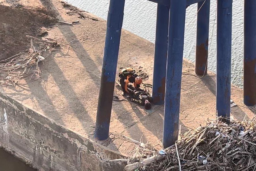Pria Ini Nekat Lompat dari Jembatan Sungai Brantas di Mojokerto, Ini Nasibnya