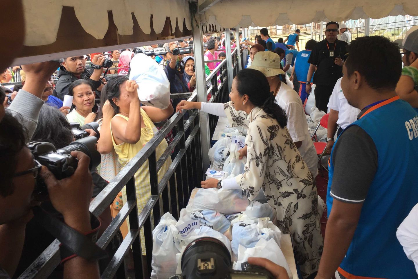 Menteri Rini Bagikan Paket Terakhir Program Pangan Murah