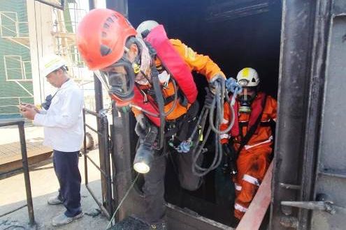 Basarnas Surabaya Cari Dua Korban di Bangkai KM Santika Nusantara 
