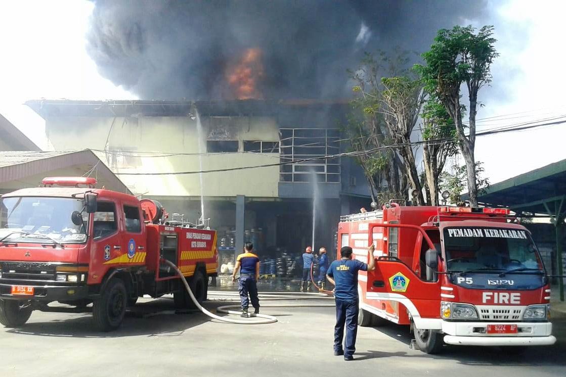 Diduga Korsleting, Pabrik Selang Driyorejo Terbakar