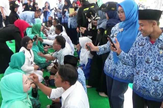 Serunya Lomba Merias Wajah Istri Antar Kades di Probolinggo